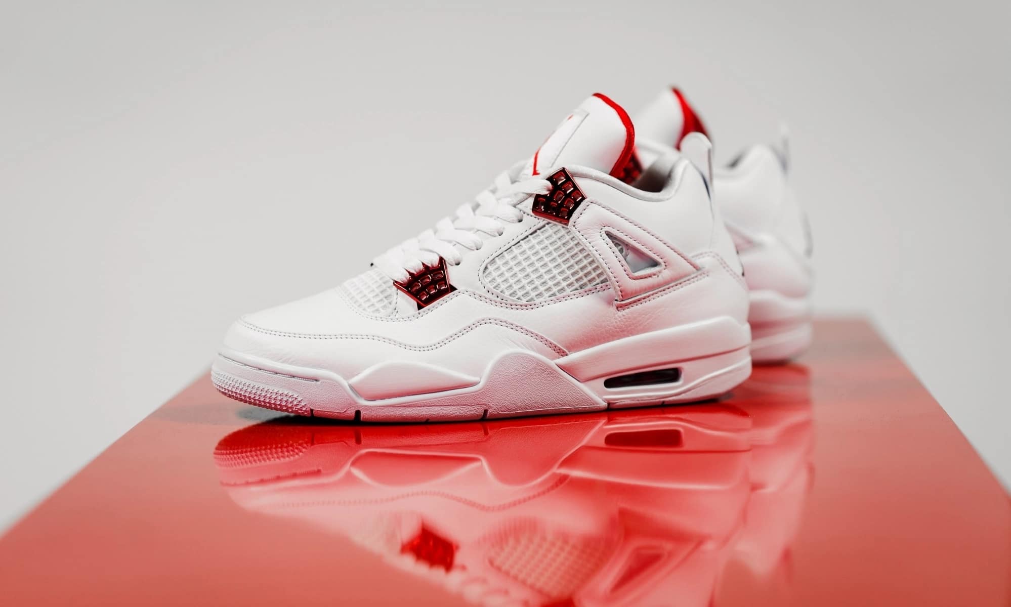 Aj 4 red online